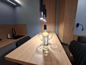 una botella de vino encima de una mesa de madera en Sea Supreme Studio, en Balchik