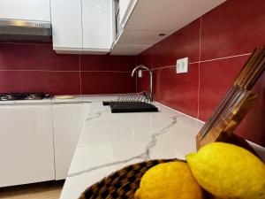 a kitchen with a counter top with some fruit on it at Casa Bolacha in Colares