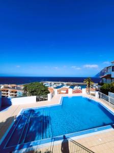 una piscina con vista al mar en Ocean Wave Los Gigantes - 2 Pools & Stunning Ocean View, en Acantilado de los Gigantes