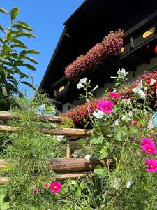 Vonkajšia záhrada v ubytovaní Hotel Landhaus Lungau