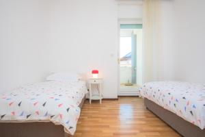 una camera da letto con due letti e una finestra di Feel the sea a Primošten