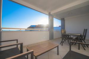 una stanza con tavoli e sedie e vista sull'oceano di Feel the sea a Primošten