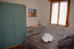 リオルナートにあるRelax sull'Appenninoのベッドとタオル2枚のある寝室