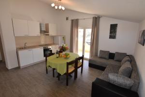 Kuchyňa alebo kuchynka v ubytovaní Apartments Batarilo