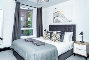 a bedroom with a large bed and a window at King Bed - Sleeps 2 - Wi-Fi - Good Amenities Around Area - Smart TV's in All Rooms - Secure Entry - Get in touch Central Short Lets Dundee in Dundee