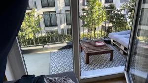 vista su un balcone con tavolo e divano di Urban Nest Prime 3BR with Spacious Hall & Kitchen apartment a Kelkheim