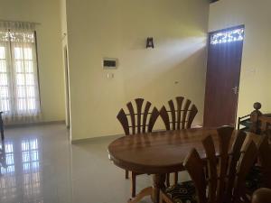 Un comedor con mesa y sillas de madera. en Three Brothers Villa, en Mirissa 7 fotos más