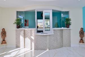una habitación con una ventana con plantas. en Americas Best Value Inn & Suites - Houston/Hwy 6 & Westpark, en Houston