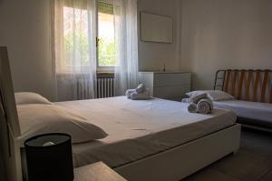 マルチェッリにあるLa Casa di Tommasoのツインベッド2台と窓のある寝室
