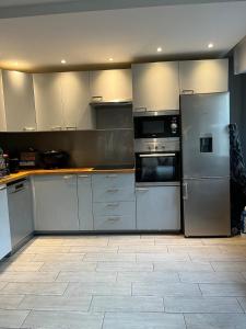 Η κουζίνα ή μικρή κουζίνα στο Cozy 2 pièces, 41 m2 in Boulogne Billancourt