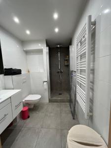 Ένα μπάνιο στο Cozy 2 pièces, 41 m2 in Boulogne Billancourt