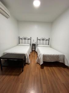 Postel nebo postele na pokoji v ubytování Hotel Mesón del Moro
