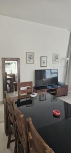 TV a/nebo společenská místnost v ubytování ALREEM ISLAND, Unique furnished one bedroom with amazing sea view POOL, GYM, parking, Pets allowed