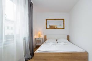 Posteľ alebo postele v izbe v ubytovaní Apartamenty Karmelicka Deluxe Old Town WAWELOFTS