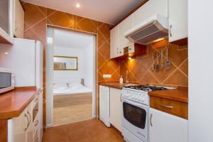 Kuchyňa alebo kuchynka v ubytovaní Apartamenty Karmelicka Deluxe Old Town WAWELOFTS