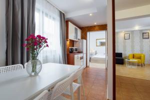 Kuchyňa alebo kuchynka v ubytovaní Apartamenty Karmelicka Deluxe Old Town WAWELOFTS