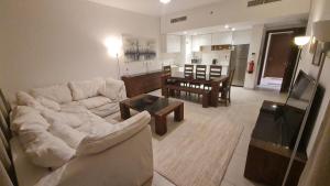 Posezení v ubytování ALREEM ISLAND, Unique furnished one bedroom with amazing sea view POOL, GYM, parking, Pets allowed