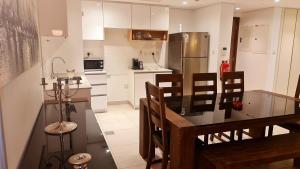 Kuchyň nebo kuchyňský kout v ubytování ALREEM ISLAND, Unique furnished one bedroom with amazing sea view POOL, GYM, parking, Pets allowed + 9 fotografií