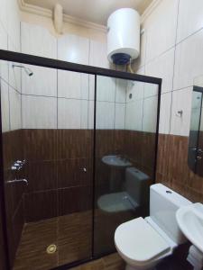 Un baño de CEDE Inn Hotel