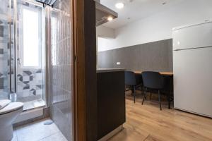 kuchnia z lodówką i stołem z krzesłami w obiekcie Suites You Zinc w Madrycie +37 zdjęć