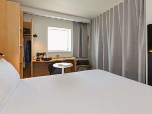 Postel nebo postele na pokoji v ubytování Hotel ibis Rennes Centre Gare Sud