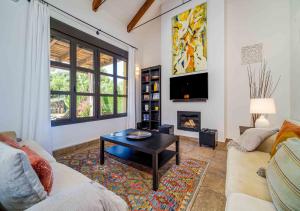 sala de estar con mesa de centro y chimenea en Villa Abaesko by Rock Rentals, en Jávea