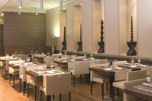 Reštaurácia alebo iné gastronomické zariadenie v ubytovaní Hotel NH Poznan