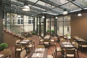 Reštaurácia alebo iné gastronomické zariadenie v ubytovaní Hotel NH Poznan