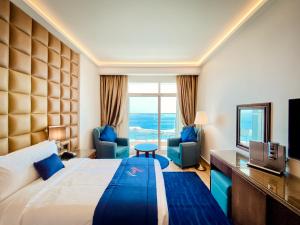 TV a/nebo společenská místnost v ubytování Mirage Bab Al Bahr Hotel