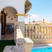 Casa con piscina y porche con patio en Casa Trudy, en Torrevieja