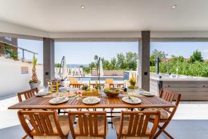 Nápoje v ubytování Apartment with heated pool, jacuzzi, near nice beach - by TRAVELER tourist agency Krk - ID 2682