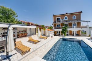 Bazén v ubytování Apartment with heated pool, jacuzzi, near nice beach - by TRAVELER tourist agency Krk - ID 2682 nebo v jeho okolí