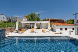 Bazén v ubytování Apartment with heated pool, jacuzzi, near nice beach - by TRAVELER tourist agency Krk - ID 2682 nebo v jeho okolí