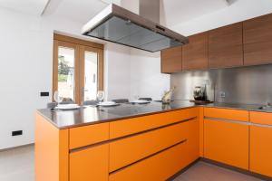 Kuchyň nebo kuchyňský kout v ubytování Apartment with heated pool, jacuzzi, near nice beach - by TRAVELER tourist agency Krk - ID 2682