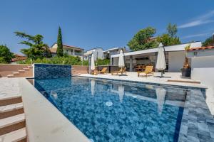 Bazén v ubytování Apartment with heated pool, jacuzzi, near nice beach - by TRAVELER tourist agency Krk - ID 2682 nebo v jeho okolí