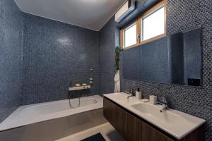 Koupelna v ubytování Apartment with heated pool, jacuzzi, near nice beach - by TRAVELER tourist agency Krk - ID 2682