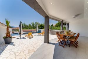 Balkón nebo terasa v ubytování Apartment with heated pool, jacuzzi, near nice beach - by TRAVELER tourist agency Krk - ID 2682
