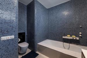 Koupelna v ubytování Apartment with heated pool, jacuzzi, near nice beach - by TRAVELER tourist agency Krk - ID 2682