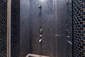 Koupelna v ubytování Apartment with heated pool, jacuzzi, near nice beach - by TRAVELER tourist agency Krk - ID 2682