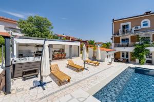 Bazén v ubytování Apartment with heated pool, jacuzzi, near nice beach - by TRAVELER tourist agency Krk - ID 2682 nebo v jeho okolí