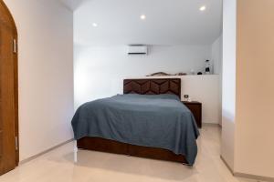 Postel nebo postele na pokoji v ubytování Apartment with heated pool, jacuzzi, near nice beach - by TRAVELER tourist agency Krk - ID 2682 + 28 fotografií