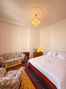 un dormitorio con una cama y un sofá en Sol di Arte, en Brno