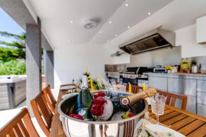 Kuchyň nebo kuchyňský kout v ubytování Apartment with heated pool, jacuzzi, near nice beach - by TRAVELER tourist agency Krk - ID 2682