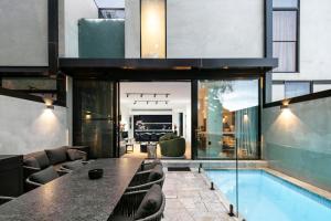 Bazén v ubytování Casa Urbanista Luxury Architectural Home in Kew nebo v jeho okolí