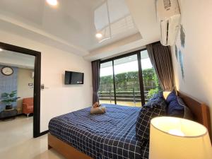ナイハーンビーチにあるRawai Beach - 1 BR Cozy Condoのテディベアのベッドがある寝室 +58枚の写真