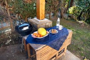 - une table avec un bol de fruits et un grill dans l'établissement Home Charlene, à Albenga