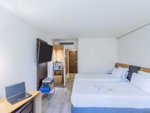 Кровать или кровати в номере Novotel Setubal