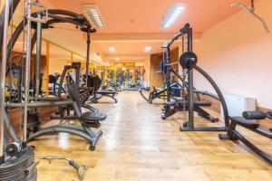 Fitness centrum a/nebo fitness zařízení v ubytování Хотел ЮГ