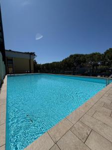 una piscina de agua azul en un edificio en The Blue Window, en Desenzano del Garda