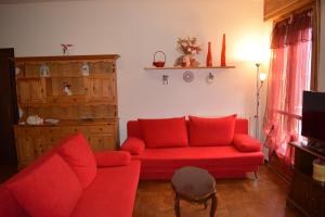 リオルナートにあるRelax sull'Appenninoのリビングルーム(赤いソファ、キャビネット付)